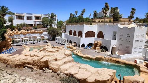 un complexe avec un parc aquatique et une piscine dans l'établissement Camera Aqua marin centralissima, à Charm el-Cheikh