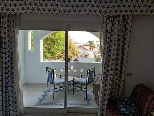 une salle à manger avec une table et des chaises sur une terrasse dans l'établissement Camera Aqua marin centralissima, à Charm el-Cheikh