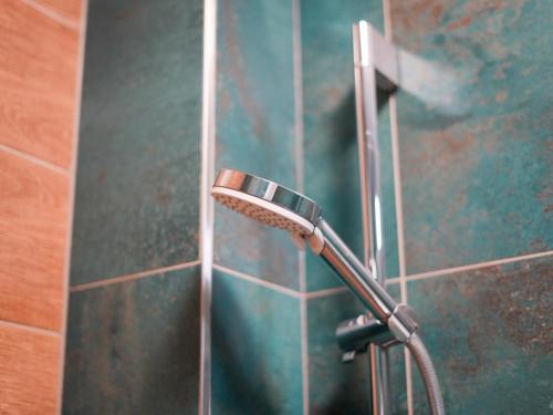 eine Dusche mit Duschkopf im Bad in der Unterkunft TRIO apartment in Piešťany