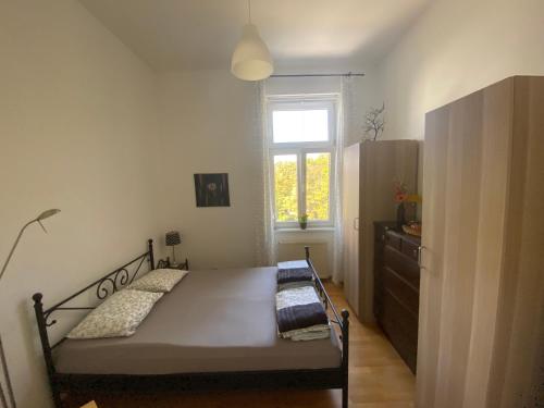 Habitación pequeña con cama y ventana en Vienna ApartmentP in City, en Viena