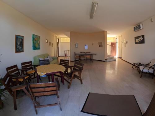 une chambre avec des tables et des chaises et une chambre avec une table dans l'établissement Garda Panoramic House, à Torri del Benaco