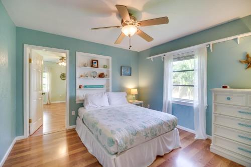 um quarto com uma cama e uma ventoinha de tecto em Cozy Cocoa Home - Walk to River and Historic Village em Cocoa