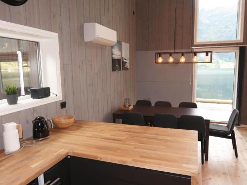 une cuisine avec une table et des chaises ainsi qu'une salle à manger dans l'établissement Holiday Home Mathias - FJS626 by Interhome, à Vik