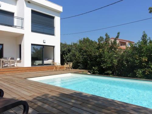 una piscina en el patio trasero de una casa en Apartment Villa Kalliste by Interhome, en Favone