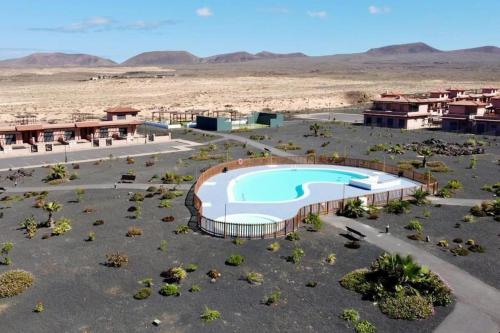 een luchtzicht op een resort in de woestijn bij Dreamsville Fuerteventura a 5 minutos de Lajares in Lajares