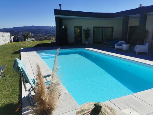 una piscina frente a una casa en Vila Amares, en Amares