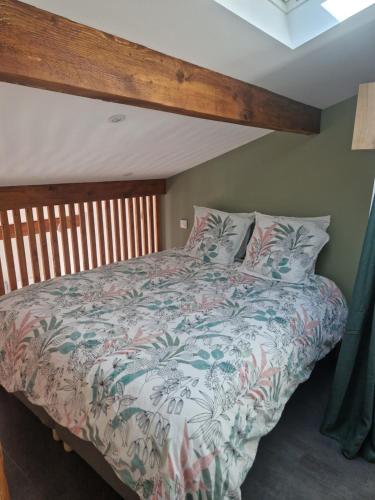 a bedroom with a large bed with a wooden headboard at appartement pour 4 avec terrasse in Chanos-Curson