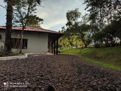 a gravel road in front of a house at Chácara ADLUC in Cascavel