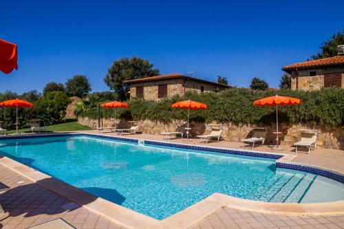 una piscina con sillas y sombrillas en Il Cancellone - Bruco, en Montiano
