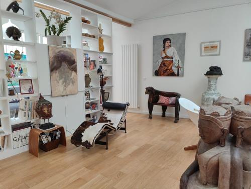 巴黎的住宿－Loft, atelier artiste Montmartre，一间充满了许多家具和绘画的房间