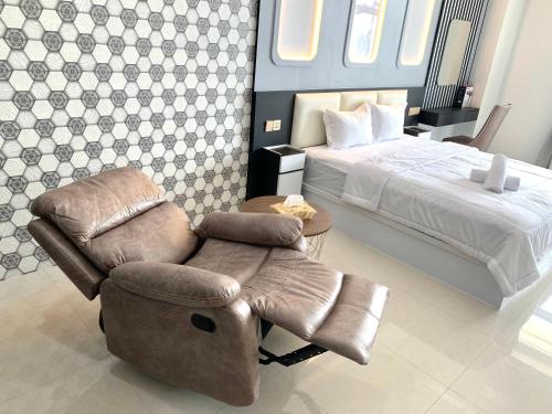 um quarto com uma cama, uma cadeira e um sofá em Wiwi at Apartment Formosa Residence with Balcony-Comfort-Cozy-Easy em Nagoya
