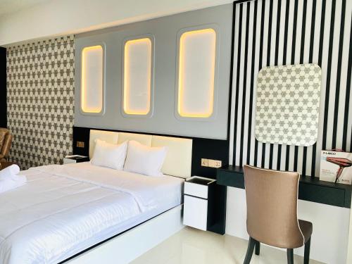 a bedroom with a bed and a chair at Wiwi Formosa Residence Nagoya with Balcony-Spacious-Netflix in Nagoya