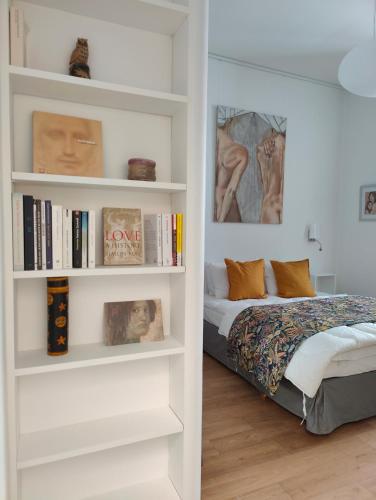 - une chambre avec une étagère à côté d'un lit dans l'établissement Loft, atelier artiste Montmartre, à Paris