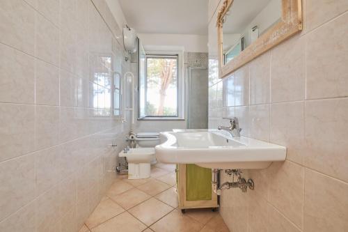 ein Bad mit einem Waschbecken und einem WC in der Unterkunft Verde - Euroappartamenti in San Vincenzo