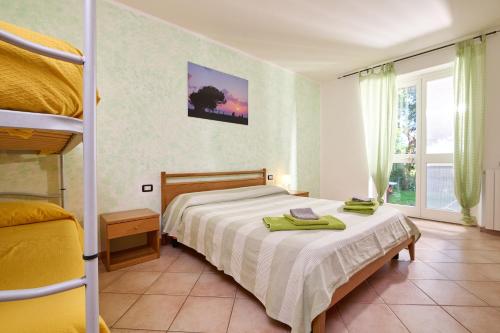 ein Schlafzimmer mit einem Bett und einem Etagenbett in der Unterkunft Verde - Euroappartamenti in San Vincenzo