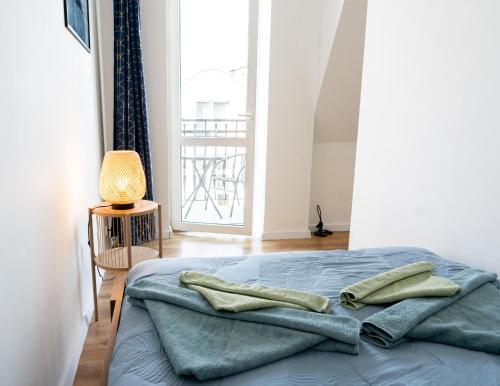sypialnia z łóżkiem z dwoma ręcznikami w obiekcie Apartament Kapitan w Świnoujściu