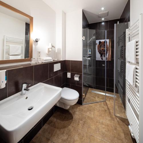a bathroom with a sink and a toilet and a shower at Schloss Hertefeld & Hertefeldhof in Weeze