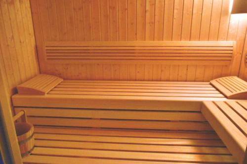 a sauna with two beds in a wooden room at quiet and central Luxury Villa "JUWEL" with Sauna, at Ski slope! in Sankt Michael im Lungau