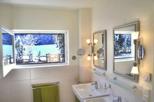 La salle de bains est pourvue d'un lavabo et de 2 fenêtres. dans l'établissement Luxury villa 2-10 people with Sauna close to Lift / FIS Ski slope, à Sankt Michael im Lungau