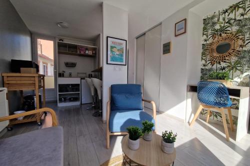 un salon avec une chaise bleue et une table dans l'établissement View on the Bastille Center Terrace All equipped #E0, à Grenoble