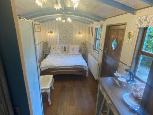 ein Schlafzimmer mit einem Bett in einem kleinen Zimmer in der Unterkunft Hunt House Rooms in Kilsby
