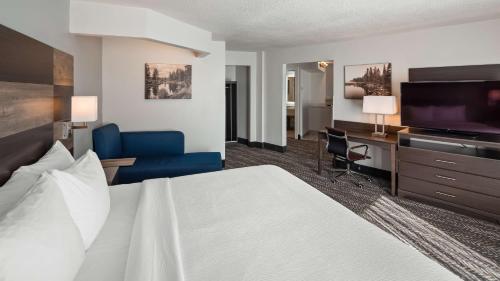 Habitación de hotel con cama y TV de pantalla plana. en Best Western Plus Wausau Tower Inn, en Wausau