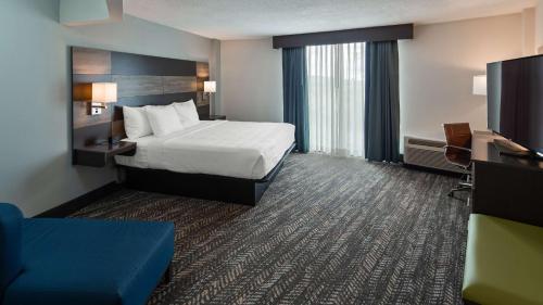 a hotel room with a bed and a television at Best Western Plus Wausau Tower Inn in Wausau