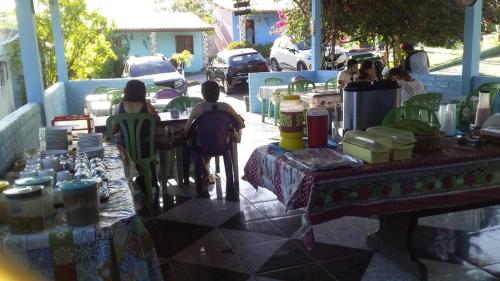 grupa ludzi siedzących przy stole na patio w obiekcie pousada chykos w mieście Barreirinhas