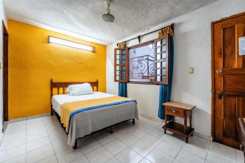 a bedroom with a bed and a window at Hotel Santa Lucía in Mérida