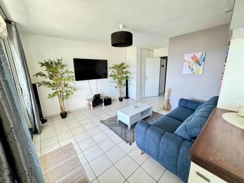 TV a/nebo společenská místnost v ubytování Exotic Palm , 1 chambre climatisée, wifi fibre, vue mer