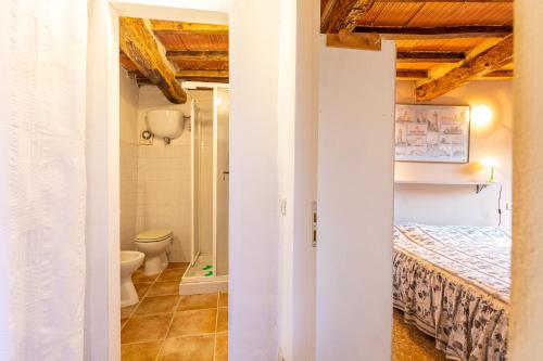 ein Bad mit einem Bett und einem WC in einem Zimmer in der Unterkunft Casa vacanze Val d'orcia in Campiglia dʼOrcia