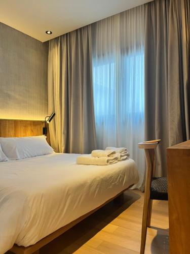 a hotel room with a bed and a window at Casa Papagayo in Córdoba