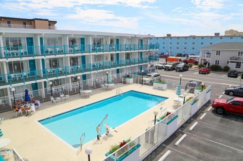 una vista aérea de una piscina en un complejo de apartamentos en Dunes Suites Oceanfront en Ocean City