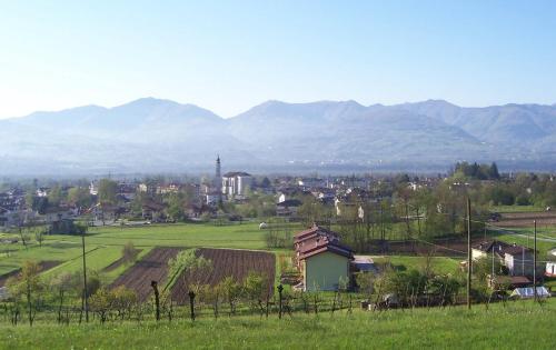 Eine Stadt auf einem Feld mit Bergen im Hintergrund in der Unterkunft Villa Trequattrini 