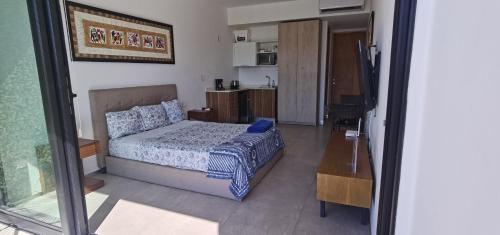En eller flere senge i et værelse på The City Condos by Menesse