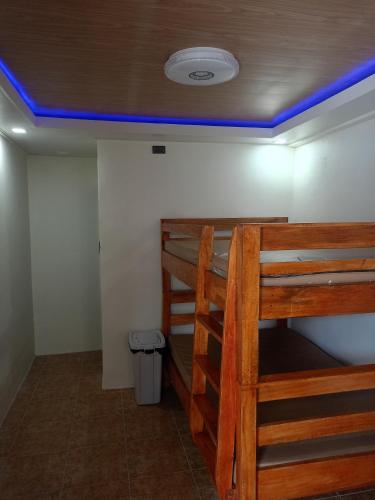 Zimmer mit 2 Etagenbetten und blauer Decke in der Unterkunft J&S lodging house in Baler