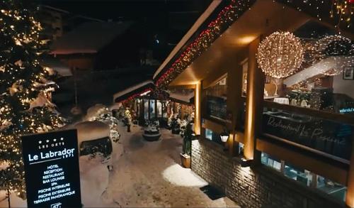 レ・ジェにあるHôtel Le Labrador 1971のクリスマスツリーとライトのあるクリスマスマーケット