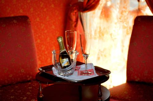 taca z 2 kieliszkami i butelką szampana w obiekcie Hotel Shasa w Rzymie