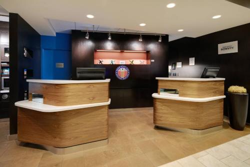 a salon with wooden counters and a blue wall at Courtyard Grand Rapids Airport in Grand Rapids