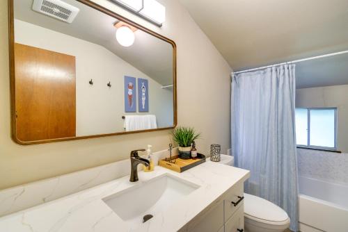 Bilik mandi di Waterfront Allyn Retreat with Guest House and Beach!
