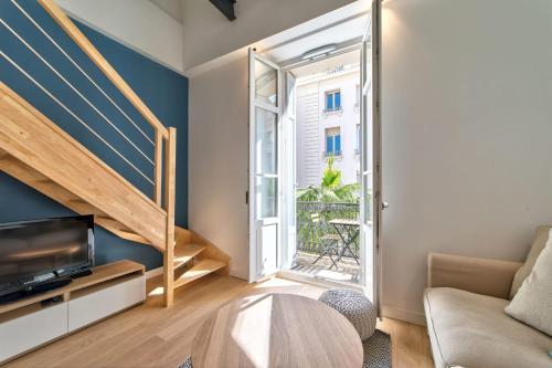 un salon avec un canapé et une table en verre dans l'établissement Appartement Croisette Cannes centre, à Cannes