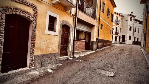 una calle vacía en un callejón con edificios en La Rosa Blu, en Goriano Sicoli