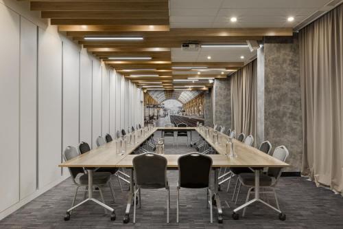 a conference room with a long table and chairs at ibis Kyiv Railway Station in Kyiv