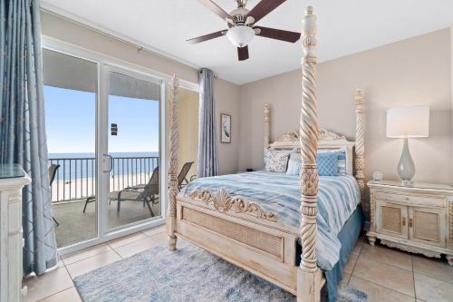 - une chambre avec un lit et un ventilateur de plafond dans l'établissement Twin Palms Resort #404 by Book That Condo, à Panama City Beach