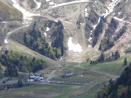 une vue aérienne sur une vallée dans une montagne dans l'établissement Azur Sancy Skis aux pieds, à Le Mont-Dore