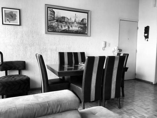 a living room with a dining room table and chairs at DEPARTAMENTO CON VISTA HERMOSA A 5 MIN DE SIX FLAGS in Mexico City