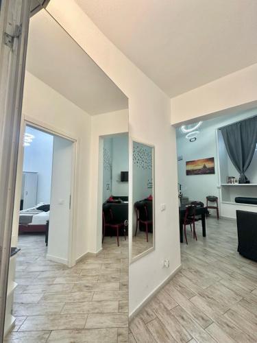 ein Wohnzimmer mit Blick auf ein Esszimmer in der Unterkunft Appartamento Il Tempio Della Capitale in Rom