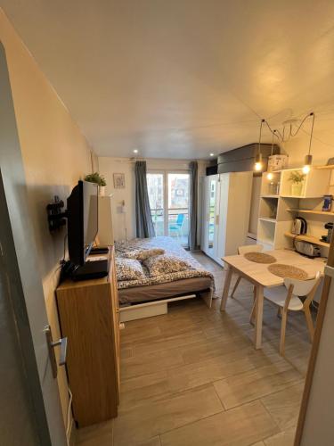 a small room with a bed and a table at STUDIO COSY STRASBOURG CENTRE TRAM in Strasbourg