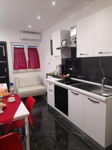 Lux House Naples Airport