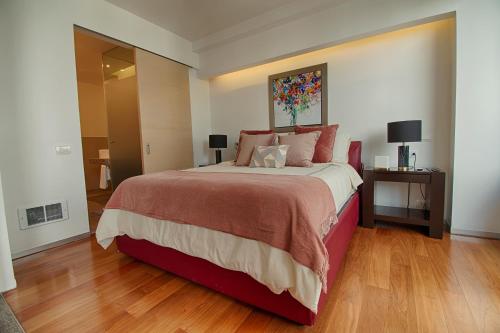 a bedroom with a large bed and a wooden floor at Moderno y Equipado Departamento Av Presidente Masaryk 123 in Mexico City